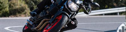 Moto sportive avec pneus sport