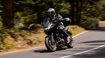 Moto sporttouring avec pneus sporttouring