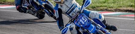 Moto supermoto avec pneus supermoto