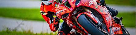 Moto supersport avec pneus supersport
