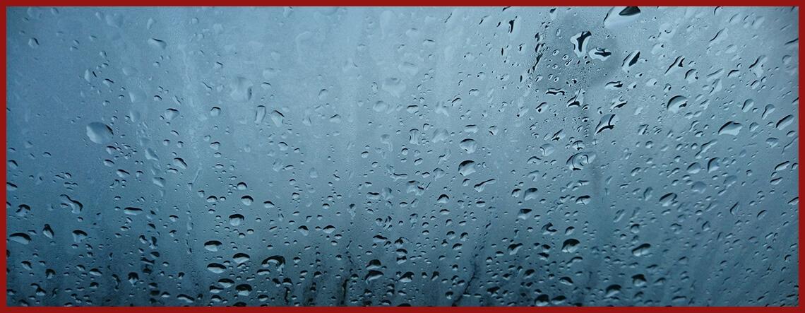 Humidité dans la voiture avec buée sur les vitres et eau dans l’habitacle