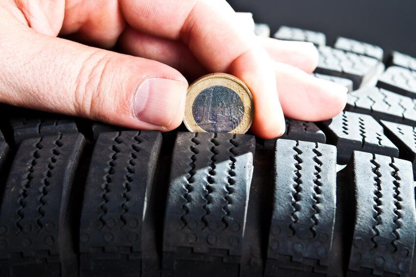 Mesurer rapidement la profondeur d’un pneu avec une pièce de 1 euro