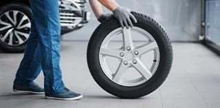 Changement de roues sur une voiture – changer pneus et roues étape par étape
