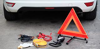 Voiture avec outillage de bord – équipement important en cas de panne et d’urgence