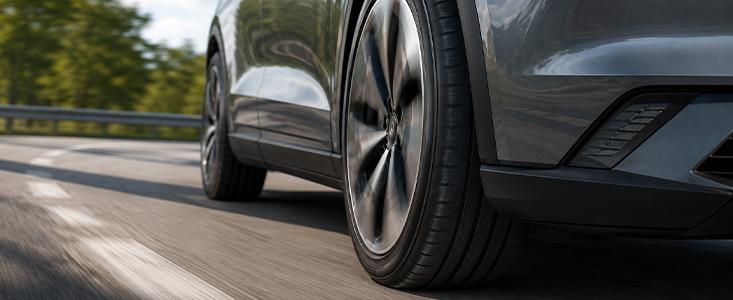 Voiture électrique en mouvement illustrant les contraintes sur les pneus