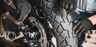 Réparer un pneu moto – dépannage rapide et conseils en cas de crevaison